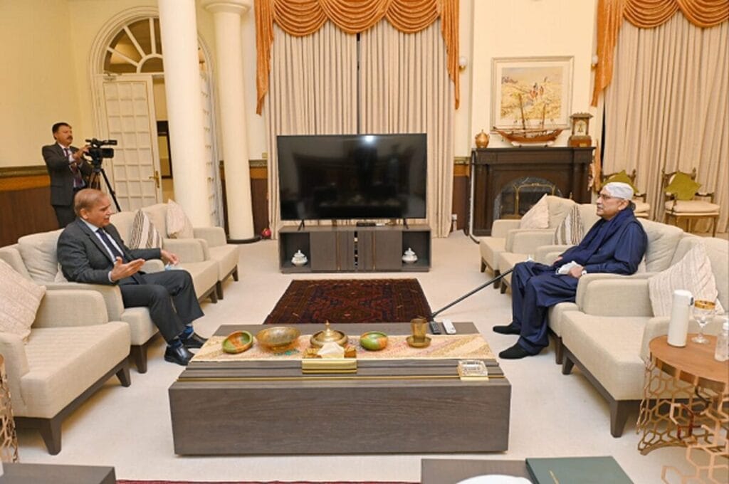 Two of Pakistan's largest political parties have reached an agreement to form a coalition government.